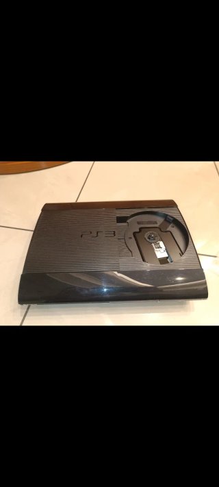 PlayStation 3 Super Slim 12GB + 2 Controller