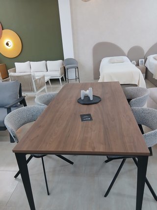 Mesa de comedor madera  y patas de metal