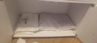 Cuna de muñecas blanca con colchón rosa