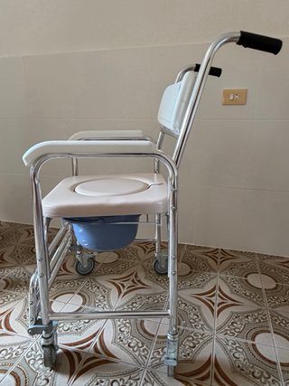 Silla de ducha con ruedas y WC. Como nuevo.