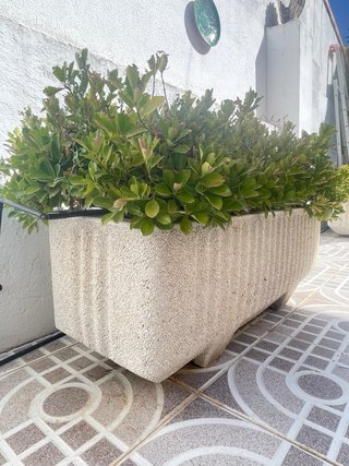 Jardinera de piedra grande