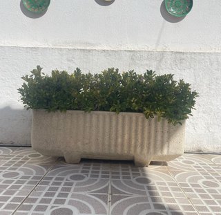 Jardinera de piedra grande
