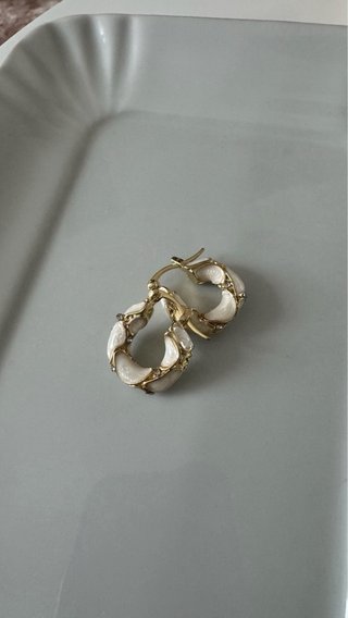 Orecchini cerchio oro e bianco smaltato