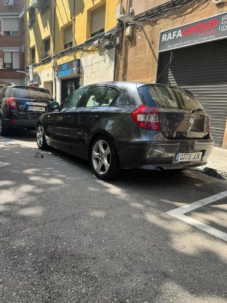 BMW con motor 1.8 de 122 CV, cambio manual y 5 pue