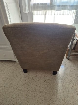 Butaca de tela beige y marrón