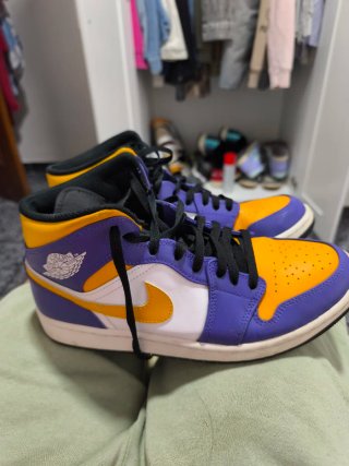 Air Jordan 1 Mid Lakers Morado/Amarillo
