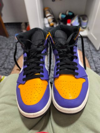 Air Jordan 1 Mid Lakers Morado/Amarillo