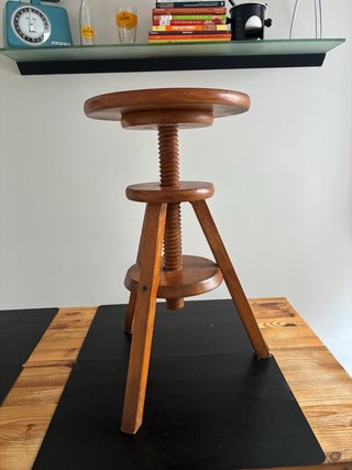 Taburete de pintor regulable en altura de madera