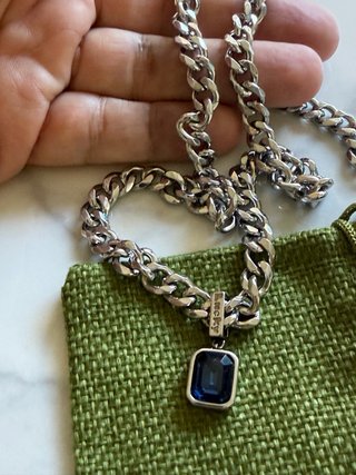 Collana con ciondolo blu