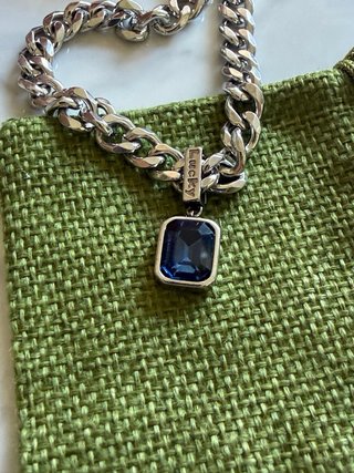 Collana con ciondolo blu
