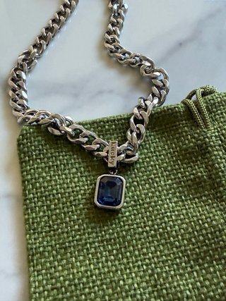Collana con ciondolo blu