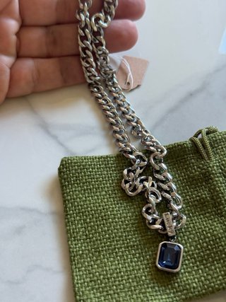 Collana con ciondolo blu