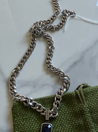 Collana con ciondolo blu