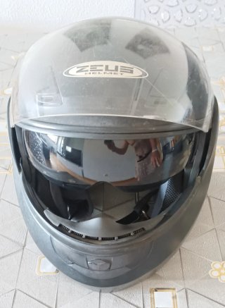 Casco modular negro con gafas