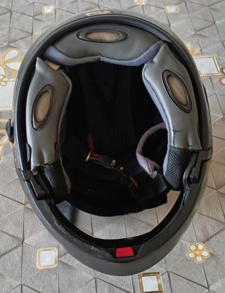 Casco modular negro con gafas