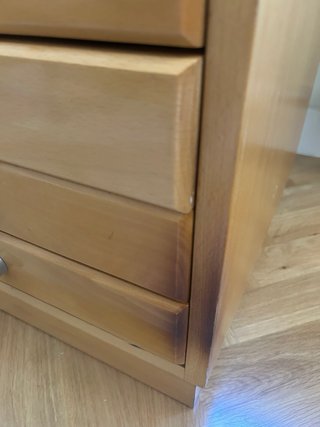 Escritorio de madera con cristal