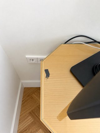 Escritorio de madera con cristal