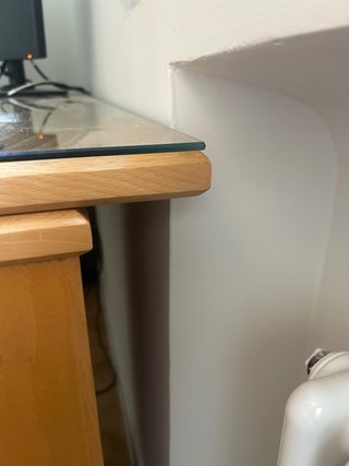 Escritorio de madera con cristal