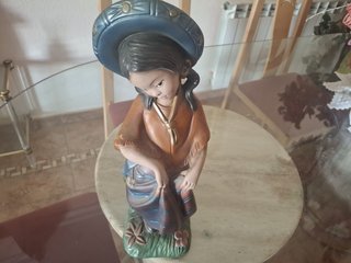 Figura cerámica mujer mexicana sombrero