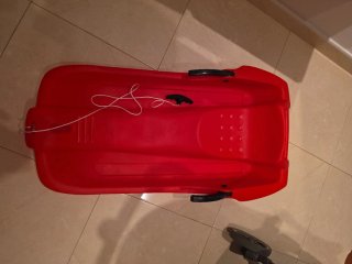 Trineo rojo Decathlon con cuerda