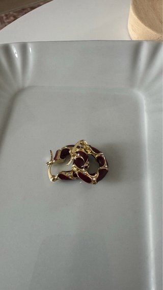 Orecchini cerchio oro smalto bordeaux strass