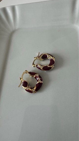 Orecchini cerchio oro smalto bordeaux strass