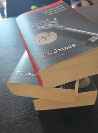 3 libri: 50 sfumature di grigio, nero e rosso
