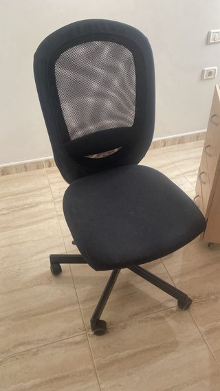 Mesa escritorio, silla, cajonera y estantería