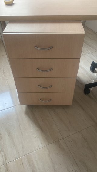 Mesa escritorio, silla, cajonera y estantería