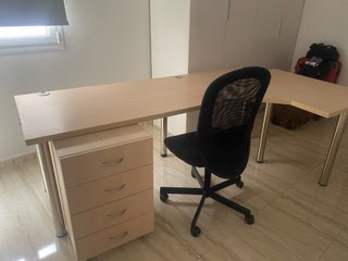 Mesa escritorio, silla, cajonera y estantería