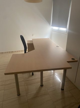 Mesa escritorio, silla, cajonera y estantería