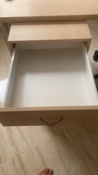 Mesa escritorio, silla, cajonera y estantería