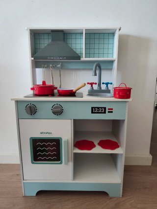 Cocinita de madera. Regalo cesta de complementos