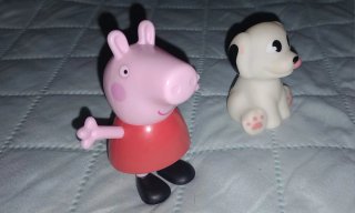 Muñecos Peppa Pig y perro blanco