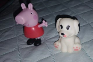 Muñecos Peppa Pig y perro blanco