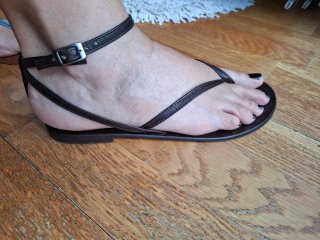 Sandalias planas marrones