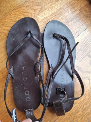 Sandalias planas marrones