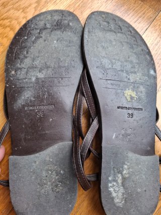 Sandalias planas marrones