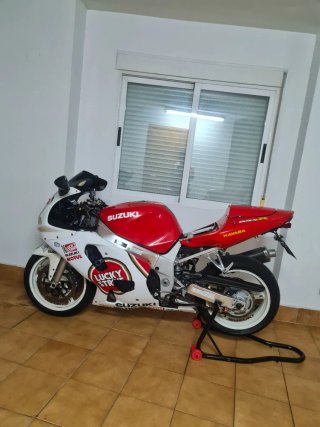 Suzuki GSX-R 600 K3 Roja y Blanca