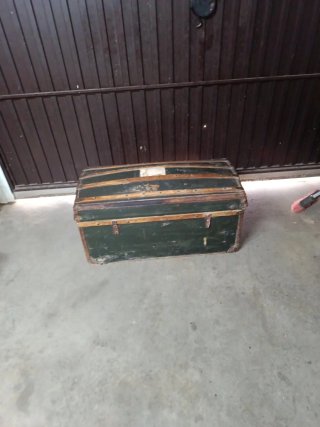 Baúl antiguo. largo 97 fondo 46 alto 48