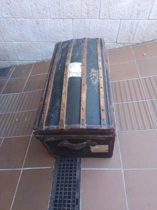 Baúl antiguo. largo 97 fondo 46 alto 48