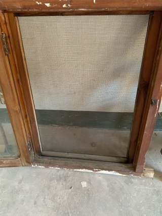 Ventana antigua de madera con mosquitera