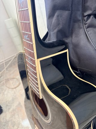 Guitarra acústica con funda