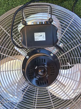 Ventilador de metal plateado