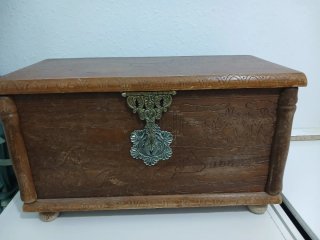 Baúl antiguo de madera y metal