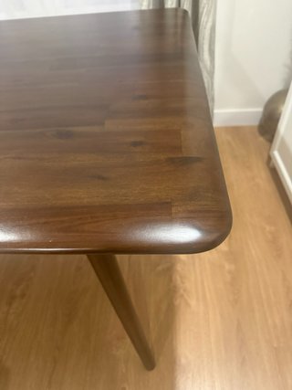 Mesa de comedor de madera de El Corte Inglés