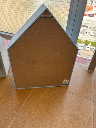 Estanterías de madera en forma de casa