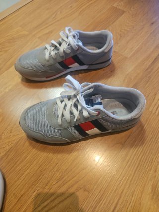 Deportivas Tommy Hilfiger grises y rojas