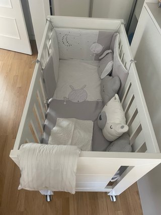 Cuna de bebé + colchon + antigolpes + ropa de cama