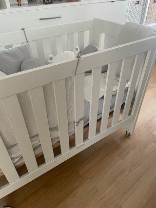 Cuna de bebé + colchon + antigolpes + ropa de cama